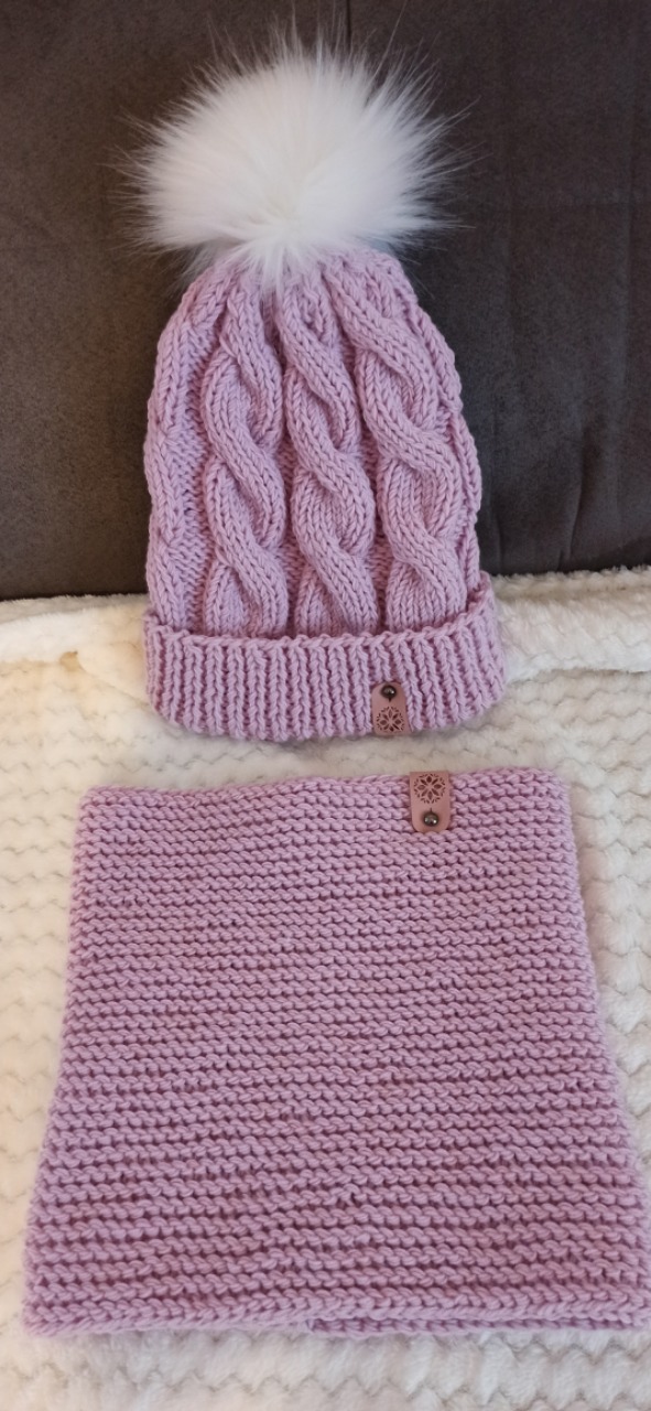 Komplet czapka i komin wykonany na drutach.