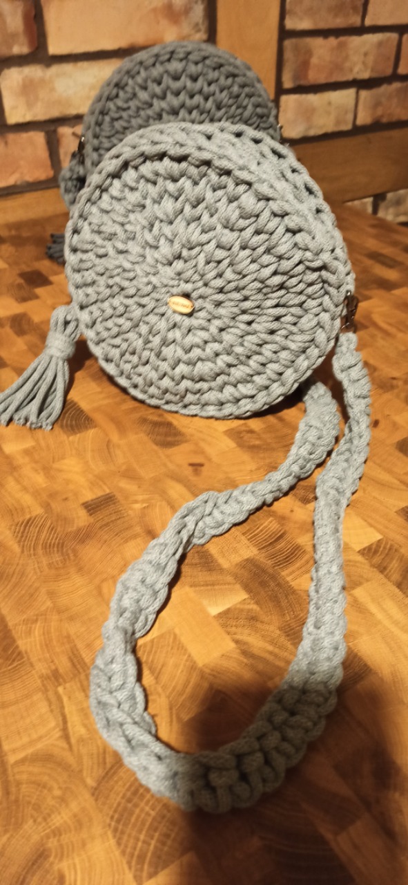 Torebka wykonana na szydełku.