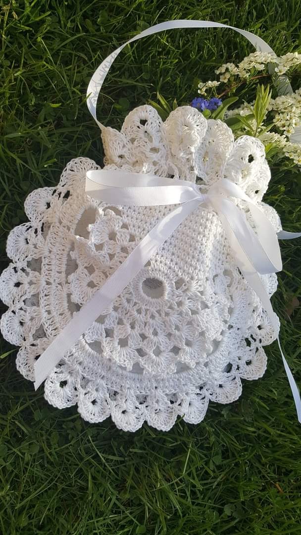 komunijna torebeczka szydełkowa,]. Wewnątrz podszyta atłasem lub tiulem.