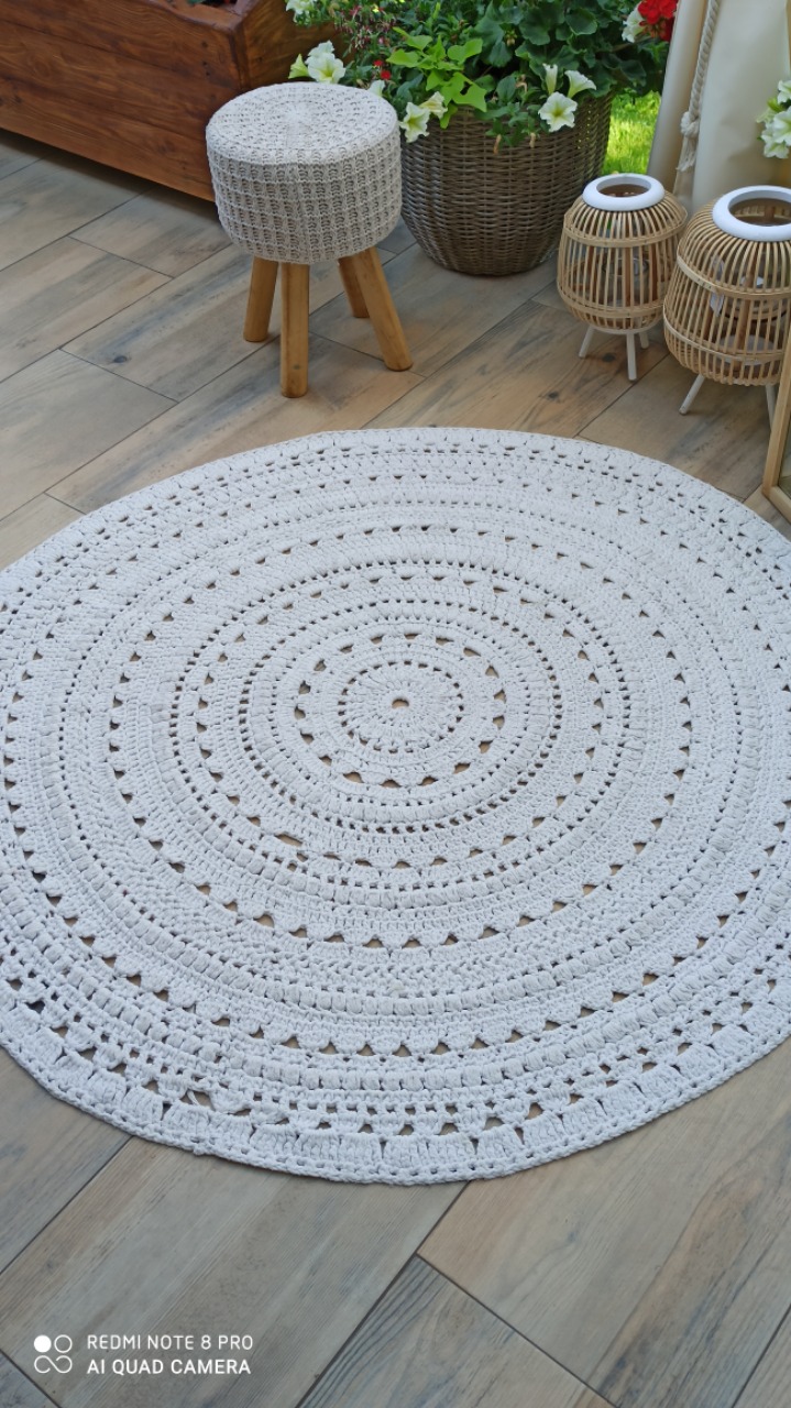 Bawełniany dywan szydełkowy. Gruby sznurek bawełniany.