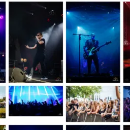 Różnorodne ujęcia z koncertu plenerowego: wokalista w czerni, basista w niebieskim świetle, klawiszowiec w czerwonym kombinezonie, tłum fanów i scena z perkusją pod fioletowymi reflektorami.