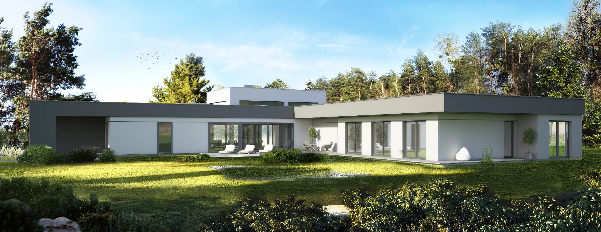 Nowoczesny parterowy dom z płaskim dachem, dużymi oknami przesuwnymi i tarasem z leżakami, otoczony zielonym trawnikiem i drzewami w słoneczny dzień.