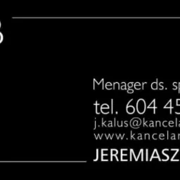 Minimalistyczne logo kancelarii prawnej KLB na czarnym tle, zawierające dane kontaktowe: numer telefonu, adres e-mail i adres strony internetowej, oraz imię i nazwisko Jeremiasz Kalus.