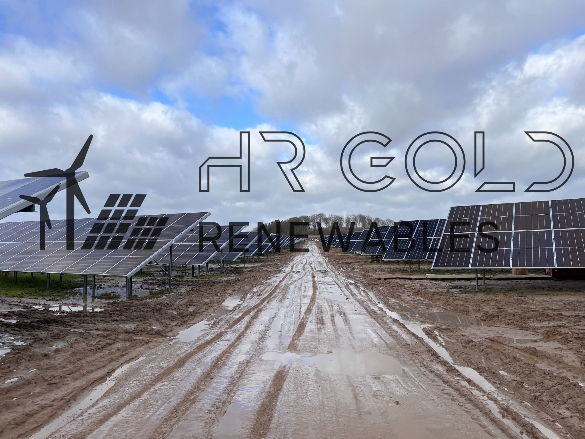 Instalacja paneli słonecznych i turbiny wiatrowej na błotnistym terenie pod pochmurnym niebem, z logo 'HR Gold Renewables' nałożonym na górę zdjęcia.