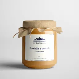 Słoik z powidłami morelowymi z kardamonem, etykieta z logo górskim i napisem 'Świętokrzyskie Rarytasy', zamknięty materiałem jutowym, na jednolitym jasnoszarym tle.