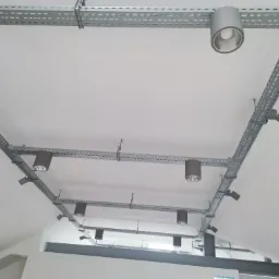 punktowe oświetlenie na wyeksponowanym korytku