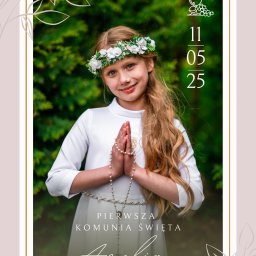 Art Foto Katarzyna Margol - Portret dziewczynki w białej sukience i wianku, z różańcem w dłoniach, na tle zieleni. Napis: Pierwsza Komunia Święta, Amelia. Data 11.05.25.