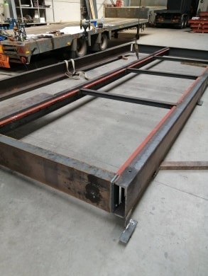 Platforma konstrukcji, półpiętro oraz wyjście ewakuacyjne razem z windą na dach