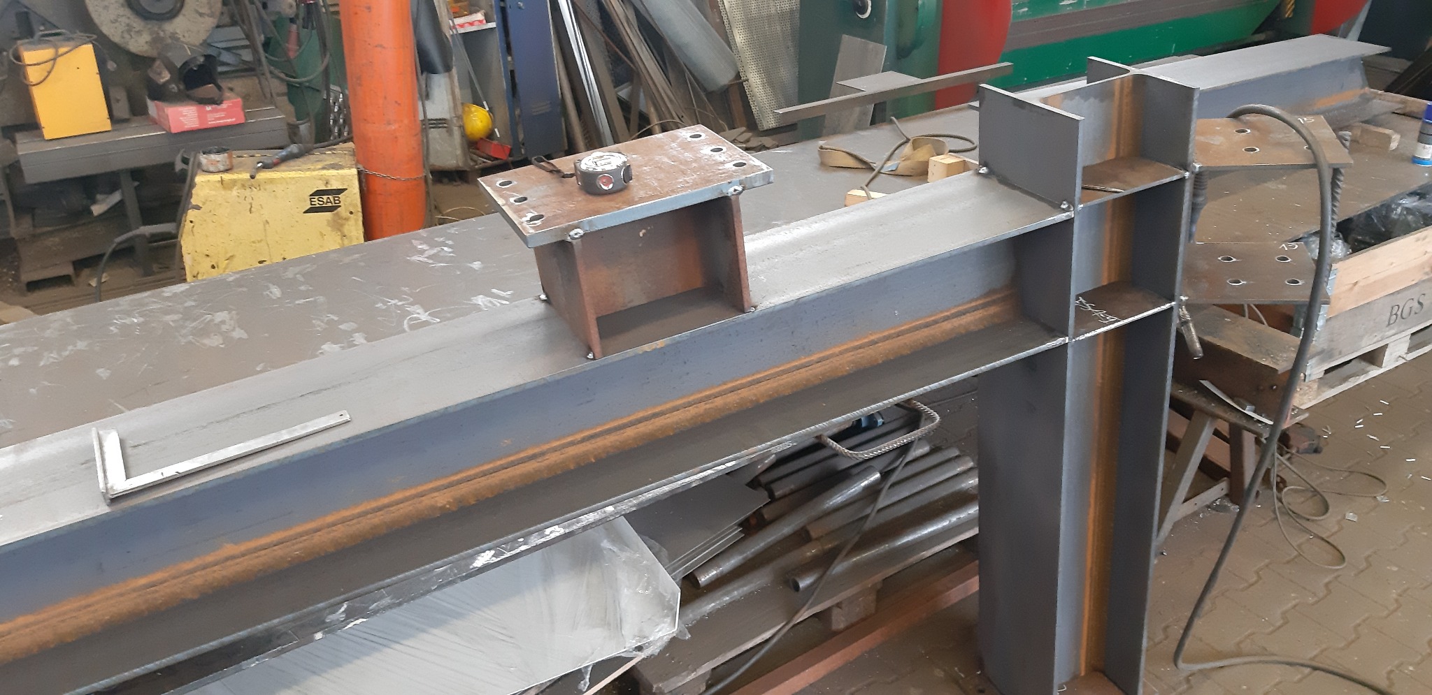 Konstrukcja stalowa z profili spawanych w Grzegorzewie, z widocznym kątownikiem, przygotowana do budowy hali.