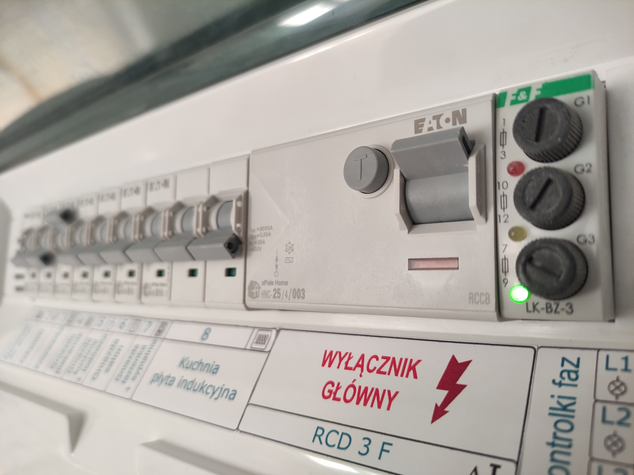 Rozdzielnica elektryczna Eaton z wyłącznikiem głównym RCD 3 F, opisana jako 'Kuchnia płyta indukcyjna', z kontrolkami faz i zieloną diodą LK-BZ-3.