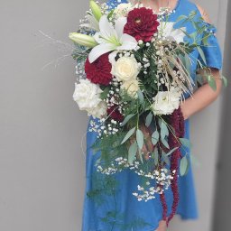 Bukiet ślubny z białych róż, eustomy, lilii ,gipsówki z akcentem bordowych dalii i zwisającego amarantusa.