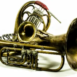 Kolekcja używanych, mosiężnych instrumentów dętych blaszanych w różnym stanie, w tym waltornia z czerwonym ochraniaczem na ustnik i tuba z widocznymi wgnieceniami na czarze, na białym tle.