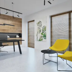 Nowoczesne biuro z drewnianą zabudową, czarnym biurkiem, żółtymi krzesłami i rośliną w donicy przy oknie z żaluzjami.