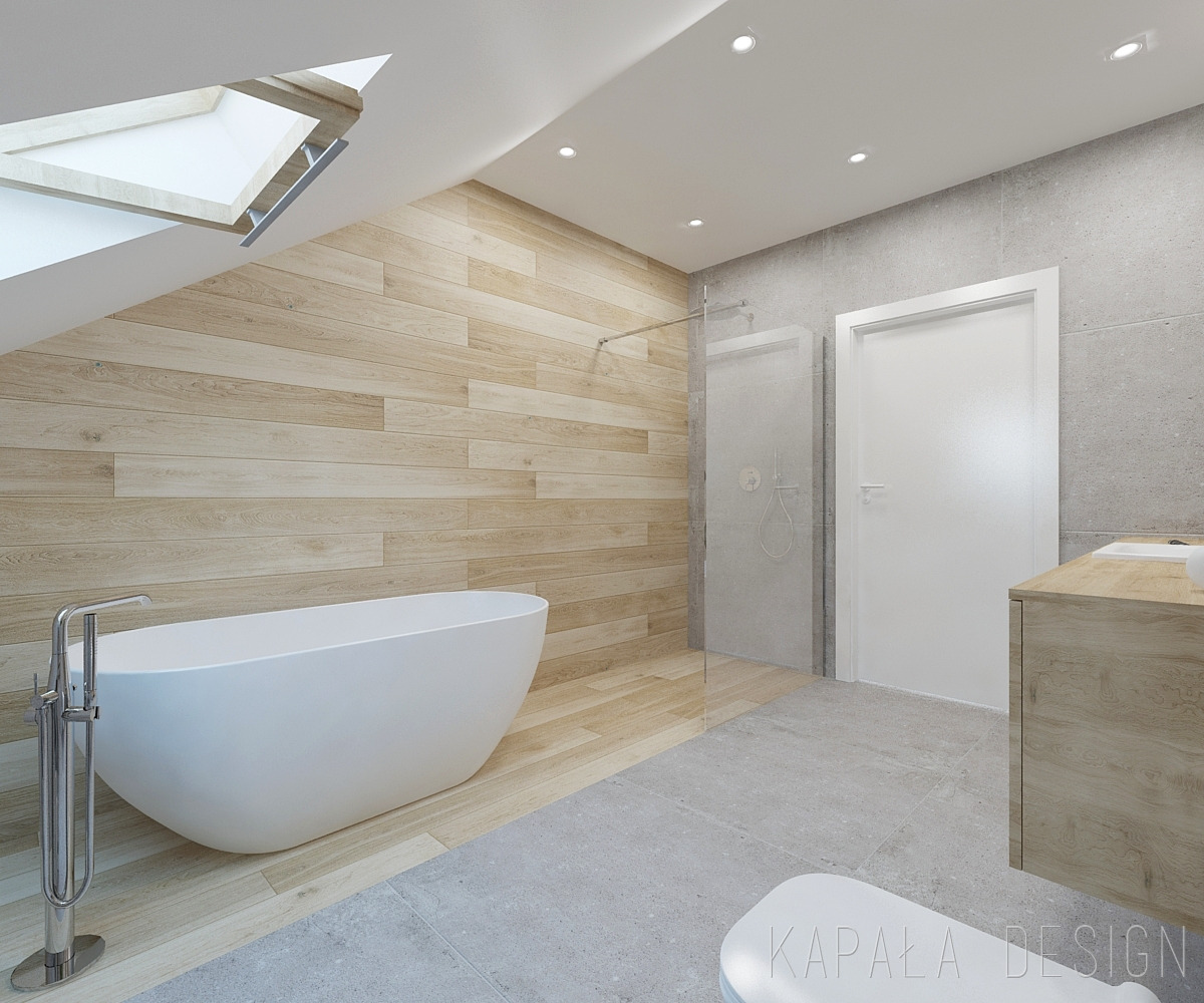 Wizualizacja łazienki na poddaszu z wolnostojącą białą wanną, drewnopodobnymi płytkami na ścianie pod skosem, szarą strefą prysznicową ze szklaną ścianą i minimalistyczną armaturą oraz jasnymi...