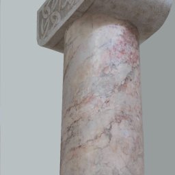 Tinta - Marmurowa kolumna z subtelnym wzorem geometrycznym wyrytym na górnej części, prezentująca unikalne użylenie kamienia w odcieniach bieli i różu na neutralnym tle.