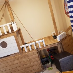 projekt i wykonanie łóżka dla dziecka z drewna sosnowego malowanego woskami hipoalergicznymi