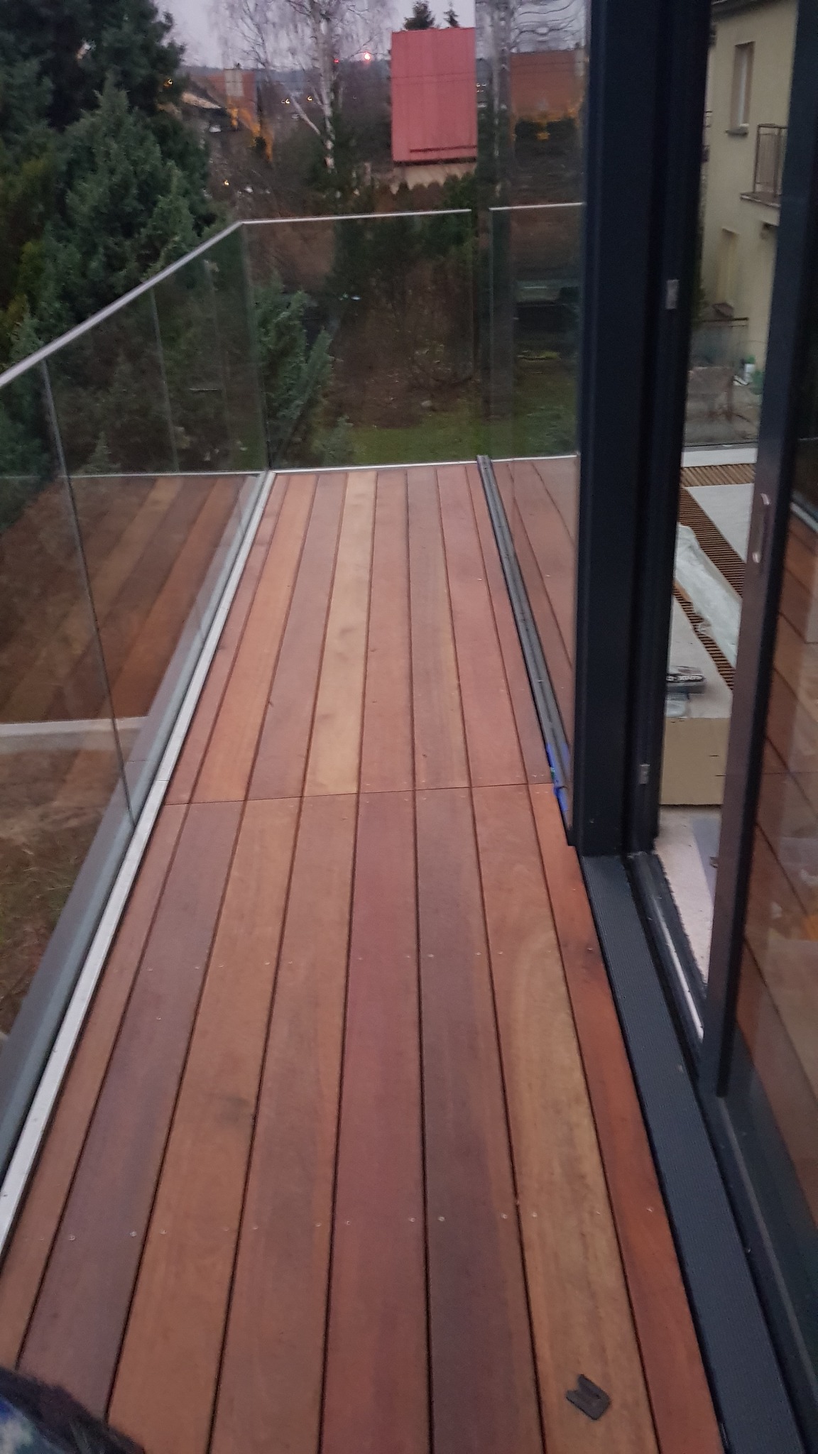 montaż tarasów wentylowanych z drewna egzotycznego tek