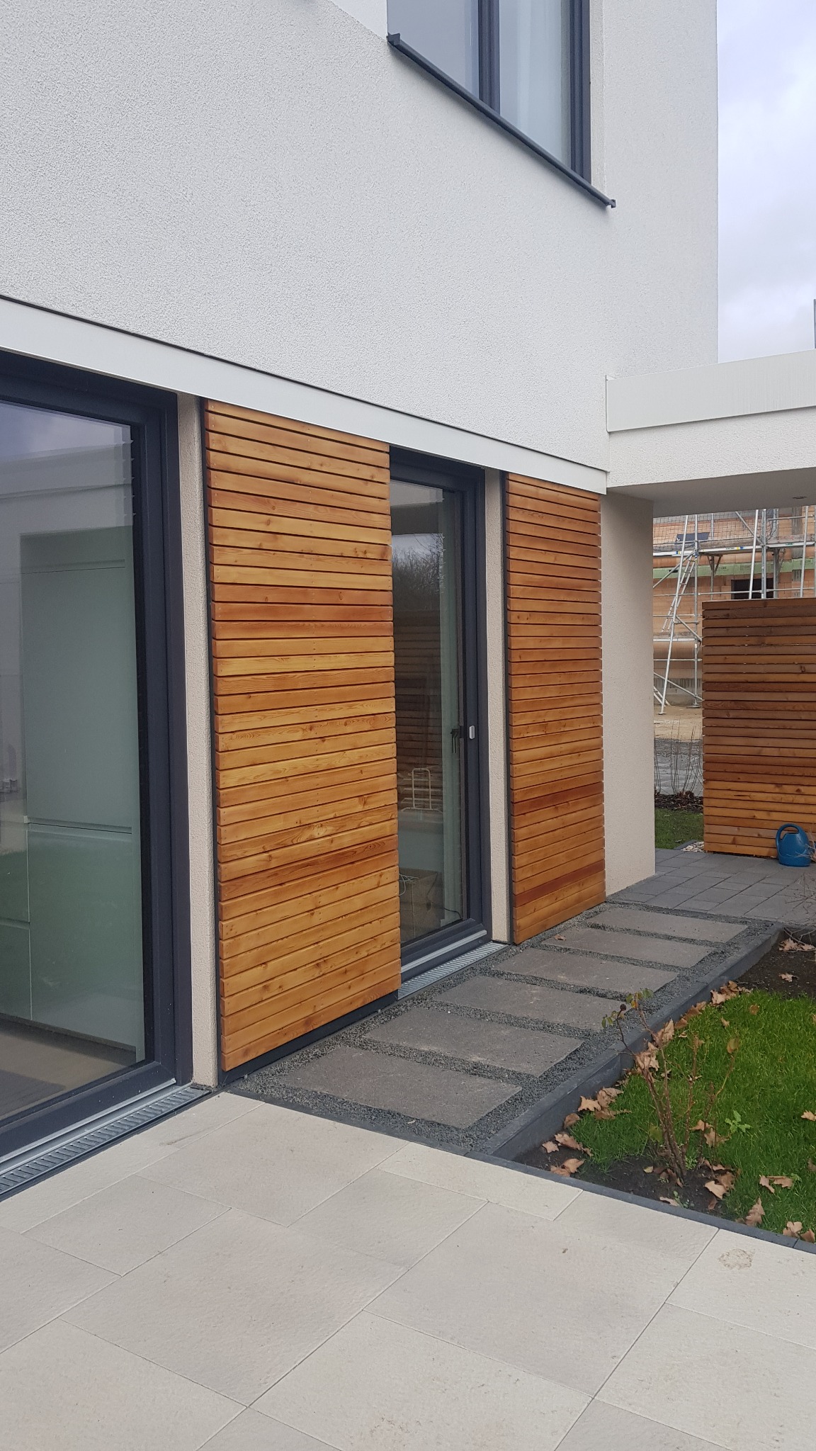 montaż rolet przesównych konstrukcja aluminiowa, drewno modrzew olejowany