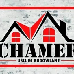 Logo firmy budowlanej: stylizowany dom z czerwonym dachem i oknami na tle szarej ściany z napisem 'CHAMER USŁUGI BUDOWLANE'.