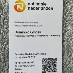 Wizytówka Dominiki Głodek, przedstawiciela ubezpieczeniowo-finansowego Nationale-Nederlanden z Nowego Sącza, z logo firmy i kodem QR na szarym tle.