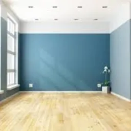 Puste, pomalowane na niebiesko i biało wnętrze z drewnianą podłogą i białym storczykiem w rogu