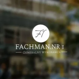 Logo firmy budowlanej Fachman.nr I, generalny wykonawca, na rozmytym tle budowy.