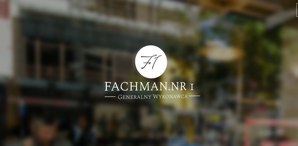 Logo firmy budowlanej Fachman.nr I, generalny wykonawca, na rozmytym tle budowy.