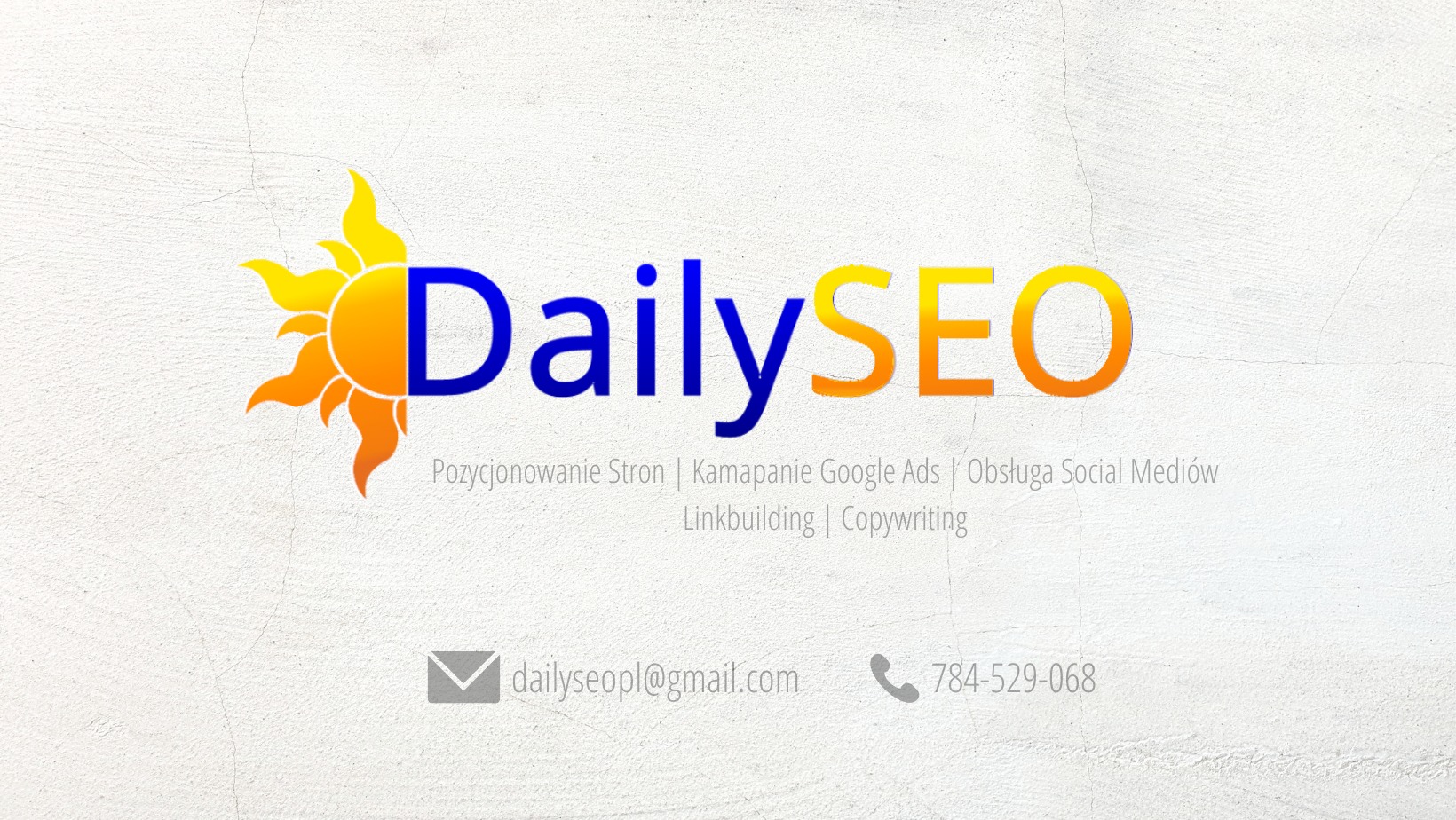 Logo firmy DailySEO na teksturowanym, jasnoszarym tle, z symbolem słońca po lewej stronie nazwy, oferującej usługi z zakresu optymalizacji dla wyszukiwarek, kampanii Google Ads, obsługi social...