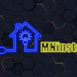 Logo firmy MNinstal: neonowy rysunek domu z żarówką w środku, podłączony wtyczką do prądu, obok nazwa firmy w neonowych literach na tle heksagonalnej mozaiki.
