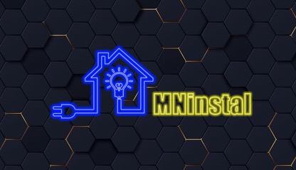 Logo firmy MNinstal: neonowy rysunek domu z żarówką w środku, podłączony wtyczką do prądu, obok nazwa firmy w neonowych literach na tle heksagonalnej mozaiki.