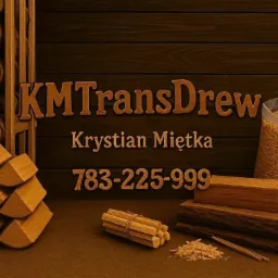 Drewno kominkowe ułożone w stos, obok brykiet i worek pelletu. W tle drewniane panele z nazwą firmy KMTransDrew i numerem telefonu.
