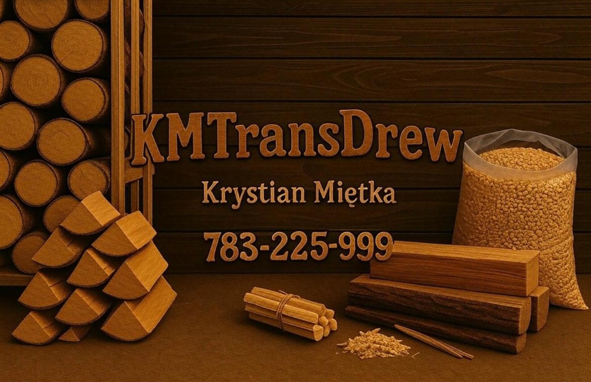 Drewno kominkowe ułożone w stos, obok brykiet i worek pelletu. W tle drewniane panele z nazwą firmy KMTransDrew i numerem telefonu.