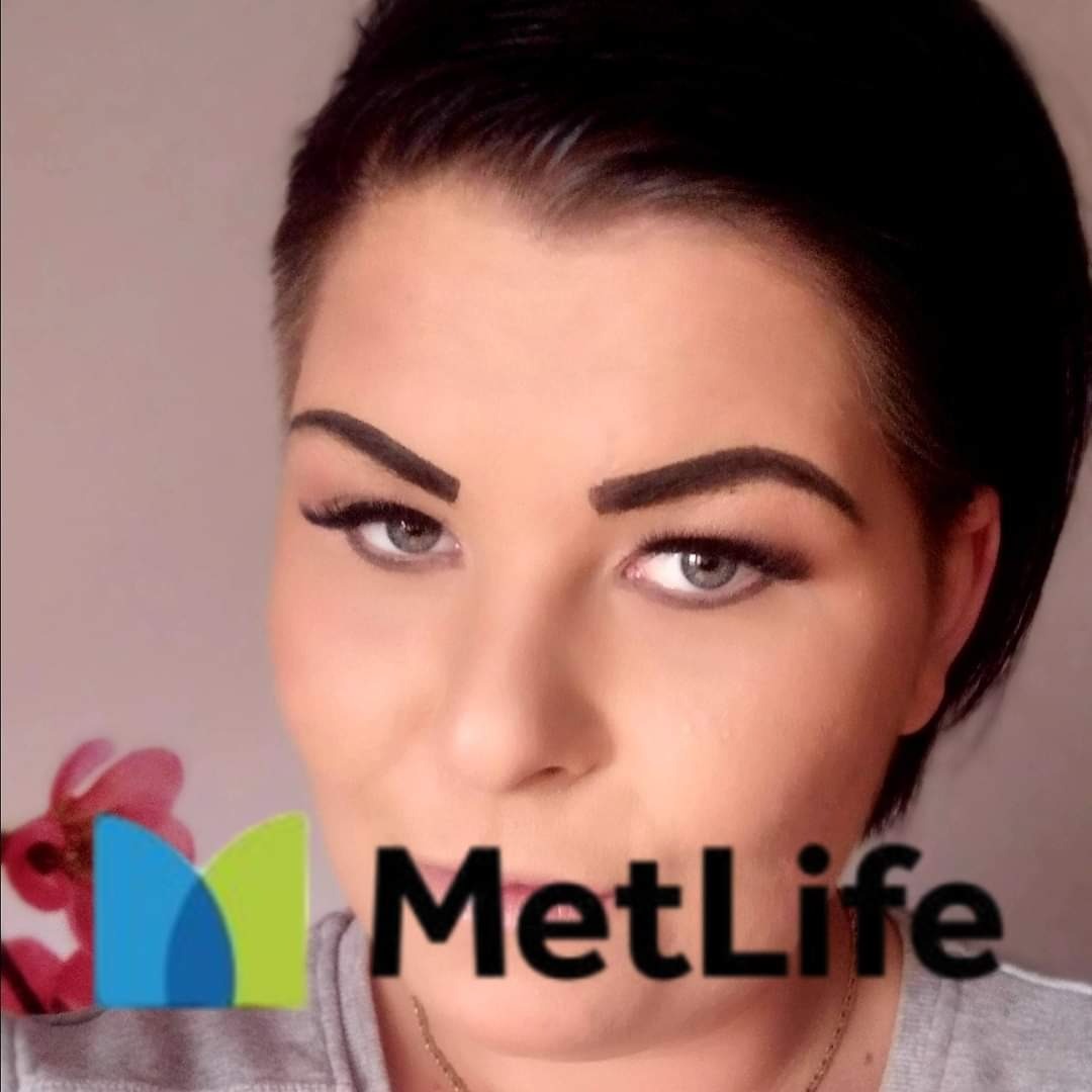 Portret kobiety z logo MetLife nałożonym na zdjęcie.