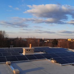 Realizacja instalacji na dachu płaskim w oparciu o jeden z najlżejszych systemów balastowych - Novotegra, falownik SolarEdge oraz wysokiej jakości moduły marki TrinaSolar
