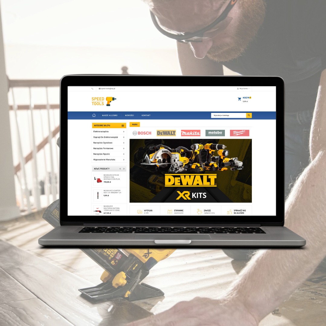 Mężczyzna przegląda na laptopie sklep internetowy z elektronarzędziami Speed Tools, na ekranie widoczna oferta zestawów DeWalt XR Kits, w tle widoczny fragment podłogi i narzędzie do mocowania.