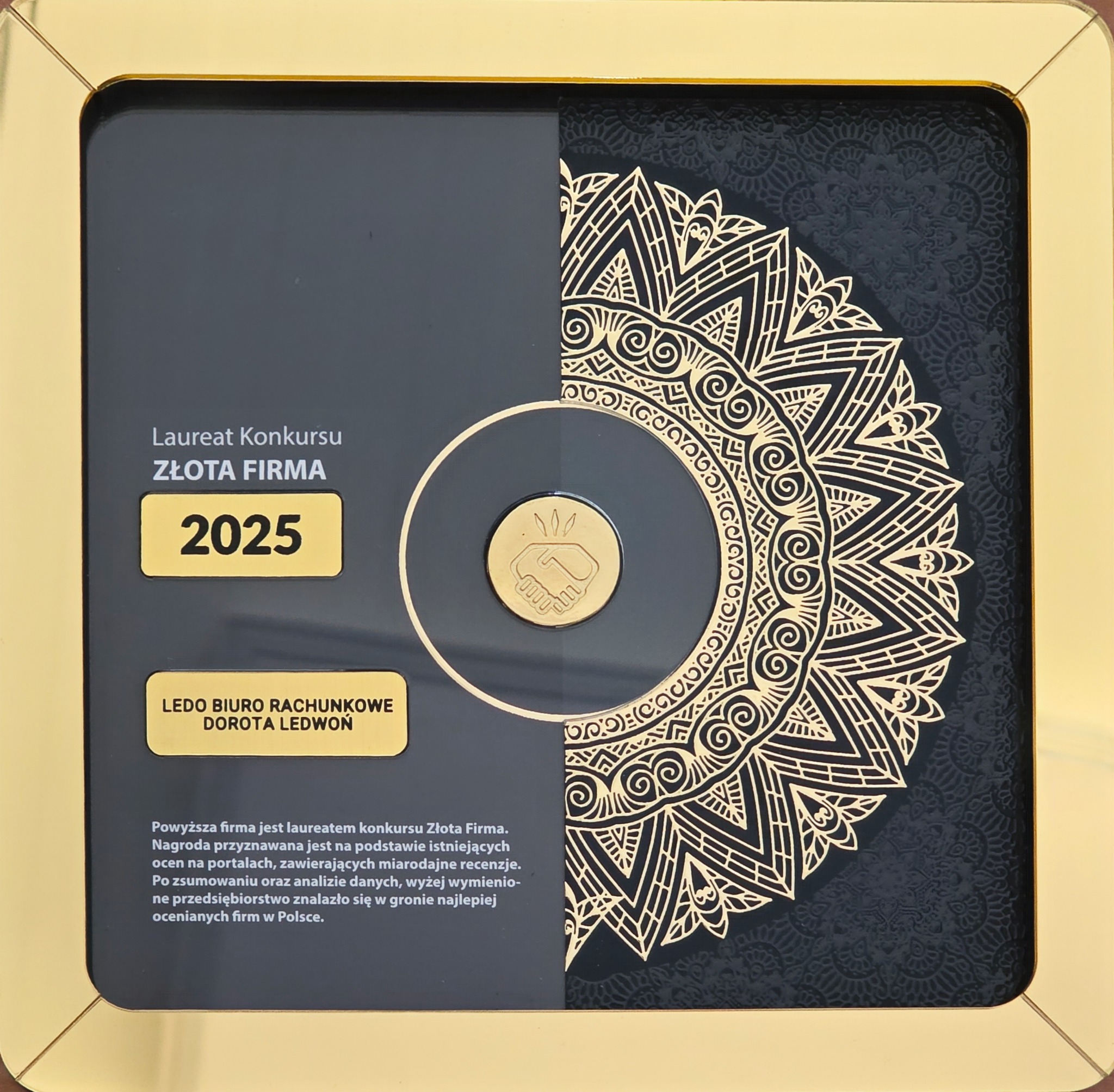 Nagroda Złota Firma 2025 dla biura rachunkowego LEDO Dorota Ledwoń, z motywem mandali i symbolem uścisku dłoni w złotej ramce.