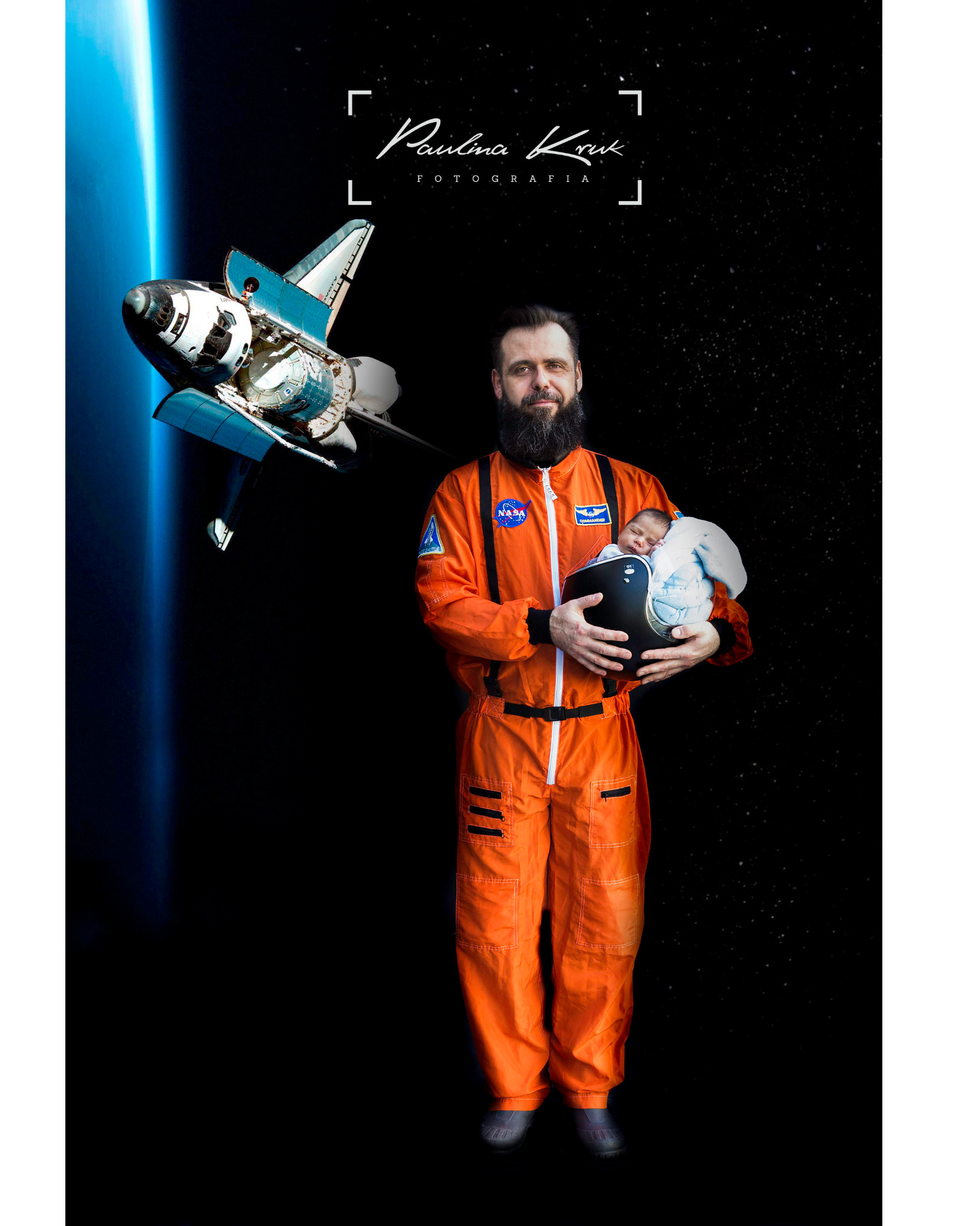 Mężczyzna w pomarańczowym kombinezonie astronauty trzyma śpiące niemowlę w czarnym hełmie na tle kosmosu i wahadłowca