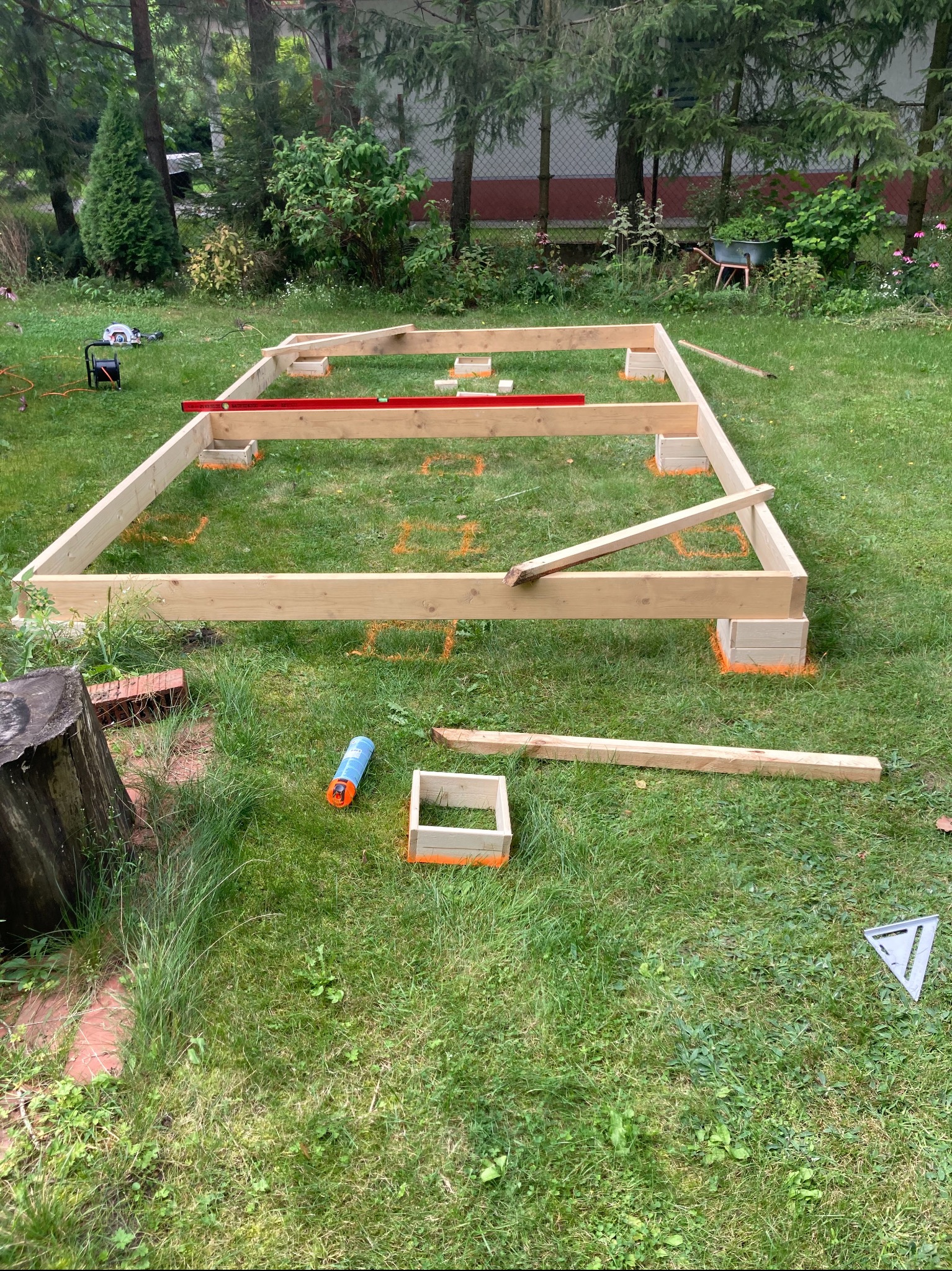 Przygotowanie fundamentów bo „biuro w ogrodzie”