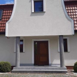 dom jednorodzinny w zabudowie wolnostojącej z całą infrastrukturą towarzyszącą