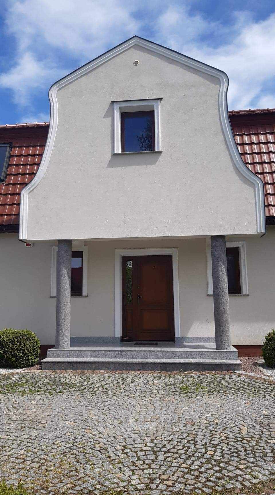 dom jednorodzinny w zabudowie wolnostojącej z całą infrastrukturą towarzyszącą