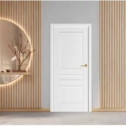 Białe drzwi wewnętrzne z trzema panelami w nowoczesnym przedpokoju z okrągłym lustrem z podświetleniem LED i drewnianymi lamelami na ścianie.