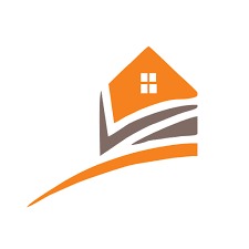 Pomarańczowo-szary logotyp: stylizowany dom z oknem i podłożem sugerującym warstwy, unoszący się nad zakrzywioną linią.