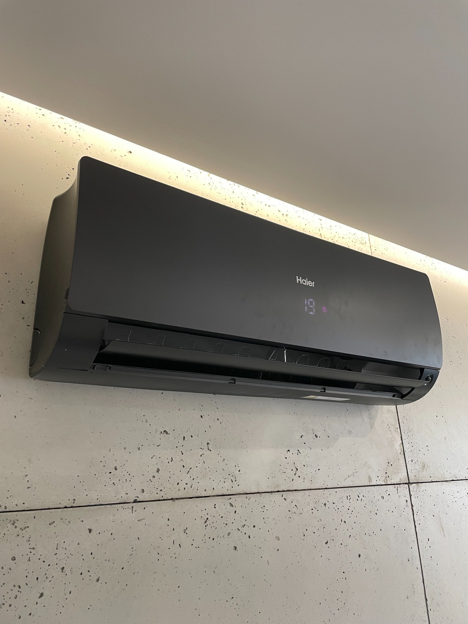HAIER FLEXIS PLUS Black Matt 3,5 kW - z czujnikiem ruchu i lampą UV
