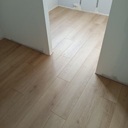 Wykonuje montaż paneli podłogowych przy użyciu profesjonalnego sprzętu, na 1/2-1/3 w zależności od wymagań klienta. Realizacja szybka i staranna. Zapraszam do kontaktu.