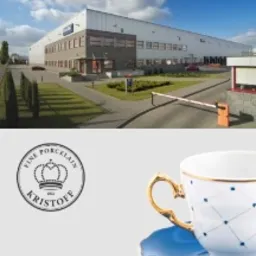 Budynek fabryki porcelany z logo Kristoff i filiżanka z niebieskim spodkiem
