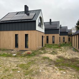 4 budynki piętrowe oraz 1 budynek parterowy. Białogóra. 