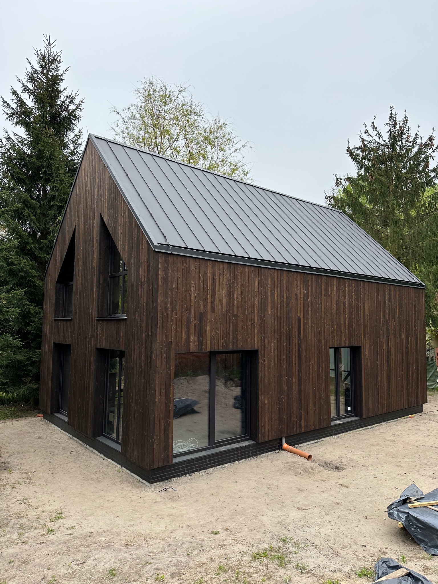 Konstrukcja stalowa, elewacja wentylowana drewniana.