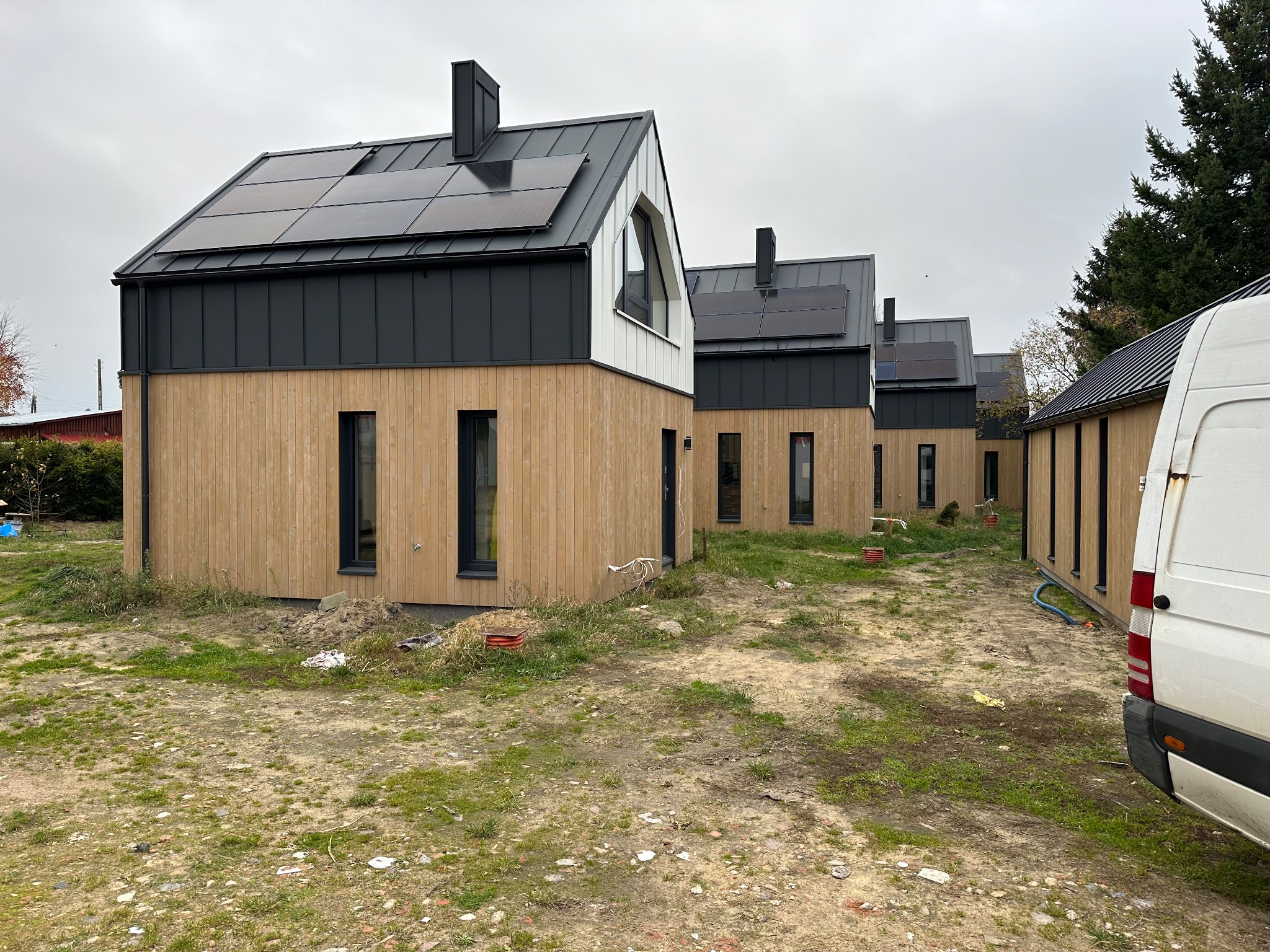 4 budynki piętrowe oraz 1 budynek parterowy. Białogóra.