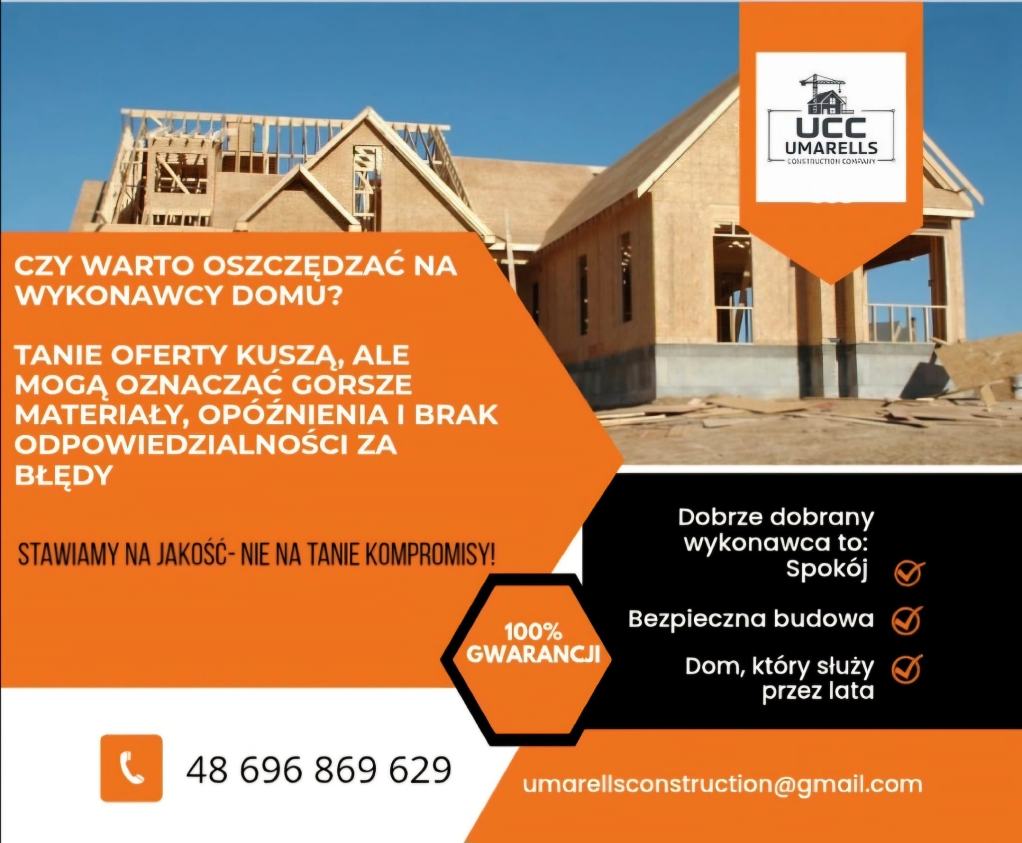 Dom w stanie surowym otwartym, z widoczną konstrukcją dachu, na tle błękitnego nieba. Na pierwszym planie pomarańczowe i czarne elementy graficzne z tekstem reklamowym.