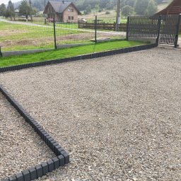 Wjazd przygotowany pod kostkę brukową,obrzeże z palisady.